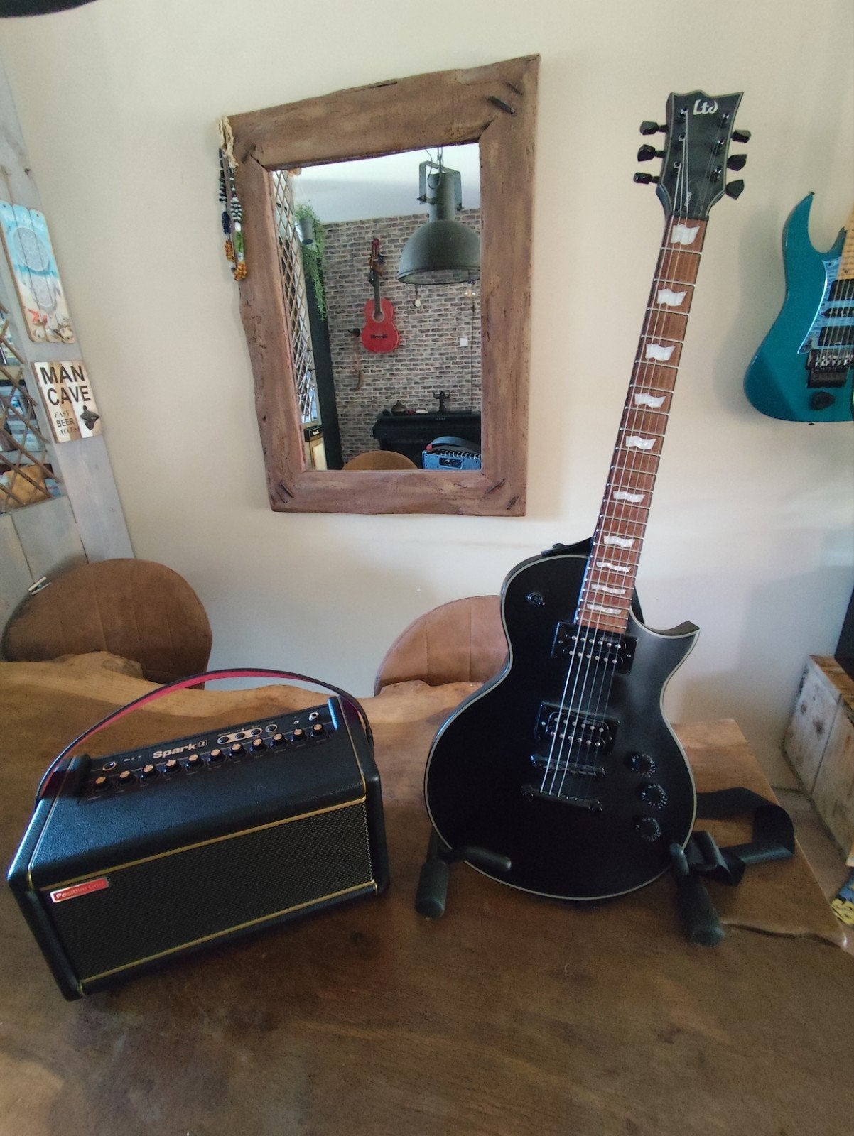 ESP LTD EC-256 Black Satin gitaar met Positive Grid Spark 2, Muziek en Instrumenten, Snaarinstrumenten | Gitaren | Elektrisch