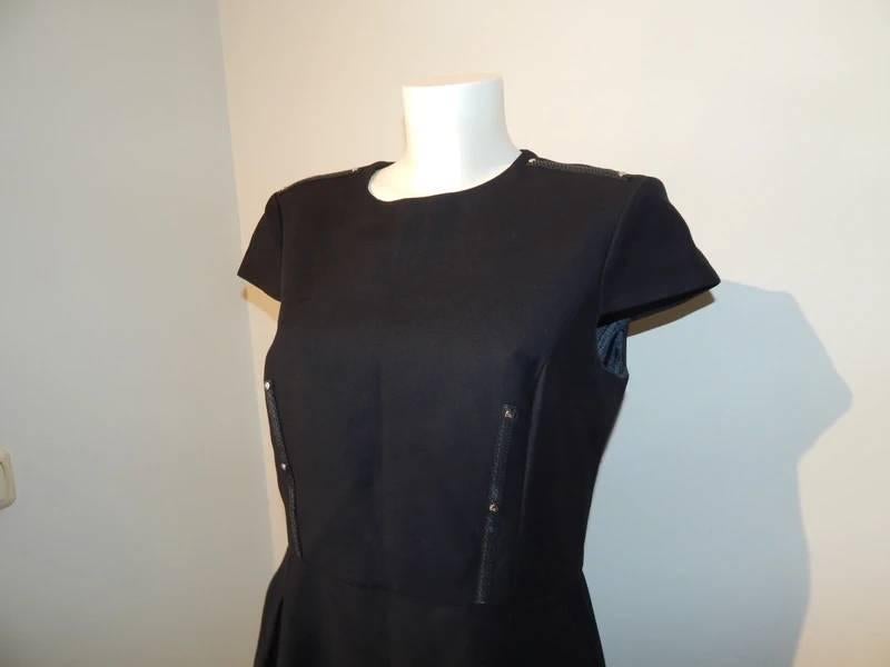 Elisabetta Franchi zwarte jurk gouden merk studs IT 48, Zwart, Maat 42/44 (L), Gedragen, Boven de knie
