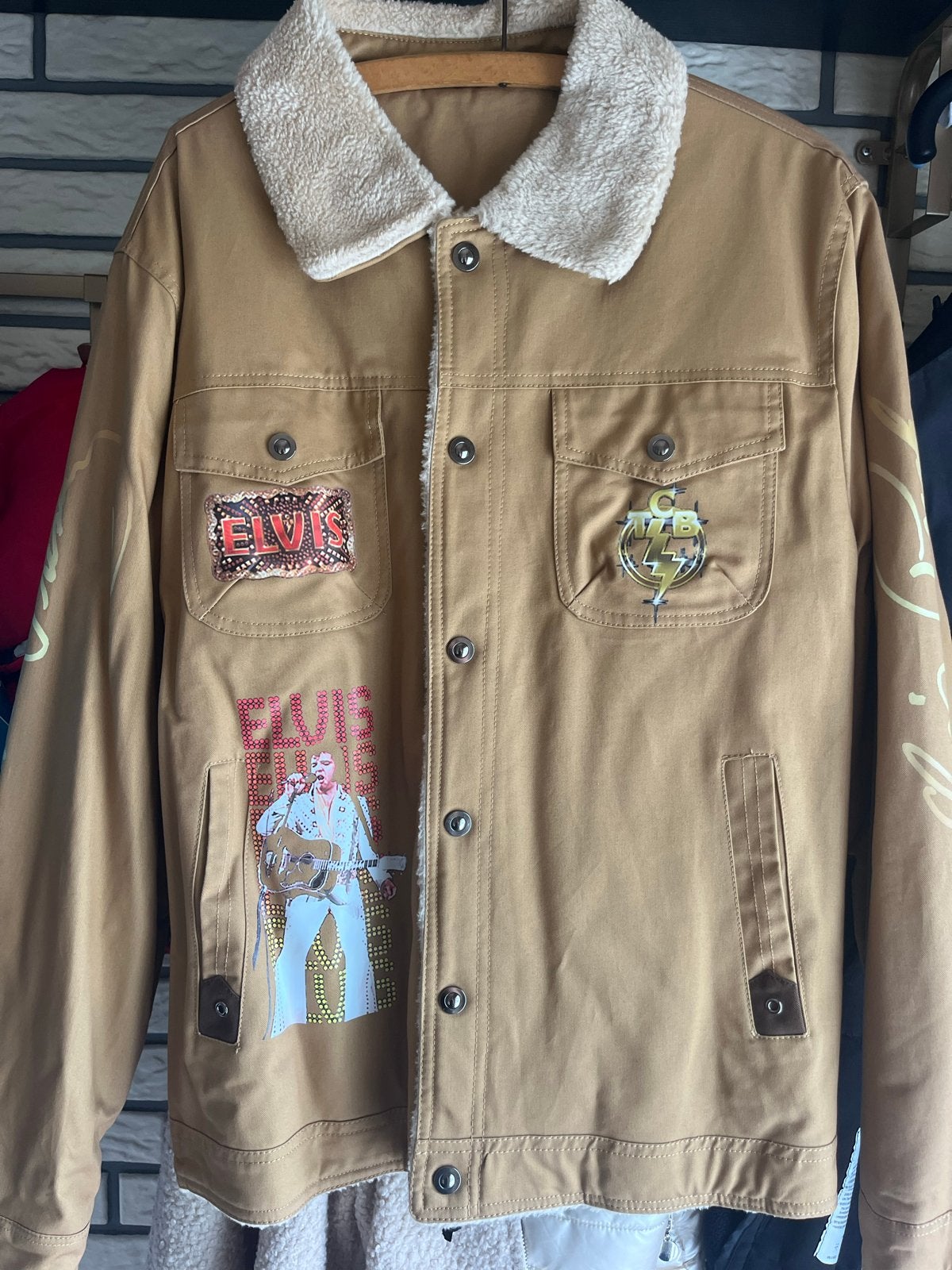 Unieke Elvis Presley spijkerjas met teddy voering, Ophalen, Nieuw, Maat 38/40 (M), Bruin
