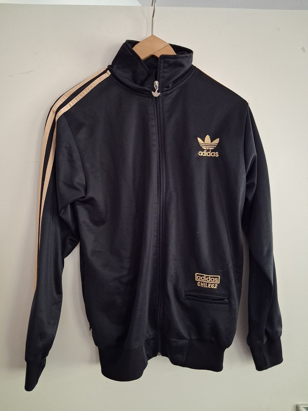 Adidas jasje zwart met goud maat S, Ophalen, Adidas, Zwart, Zo goed als nieuw