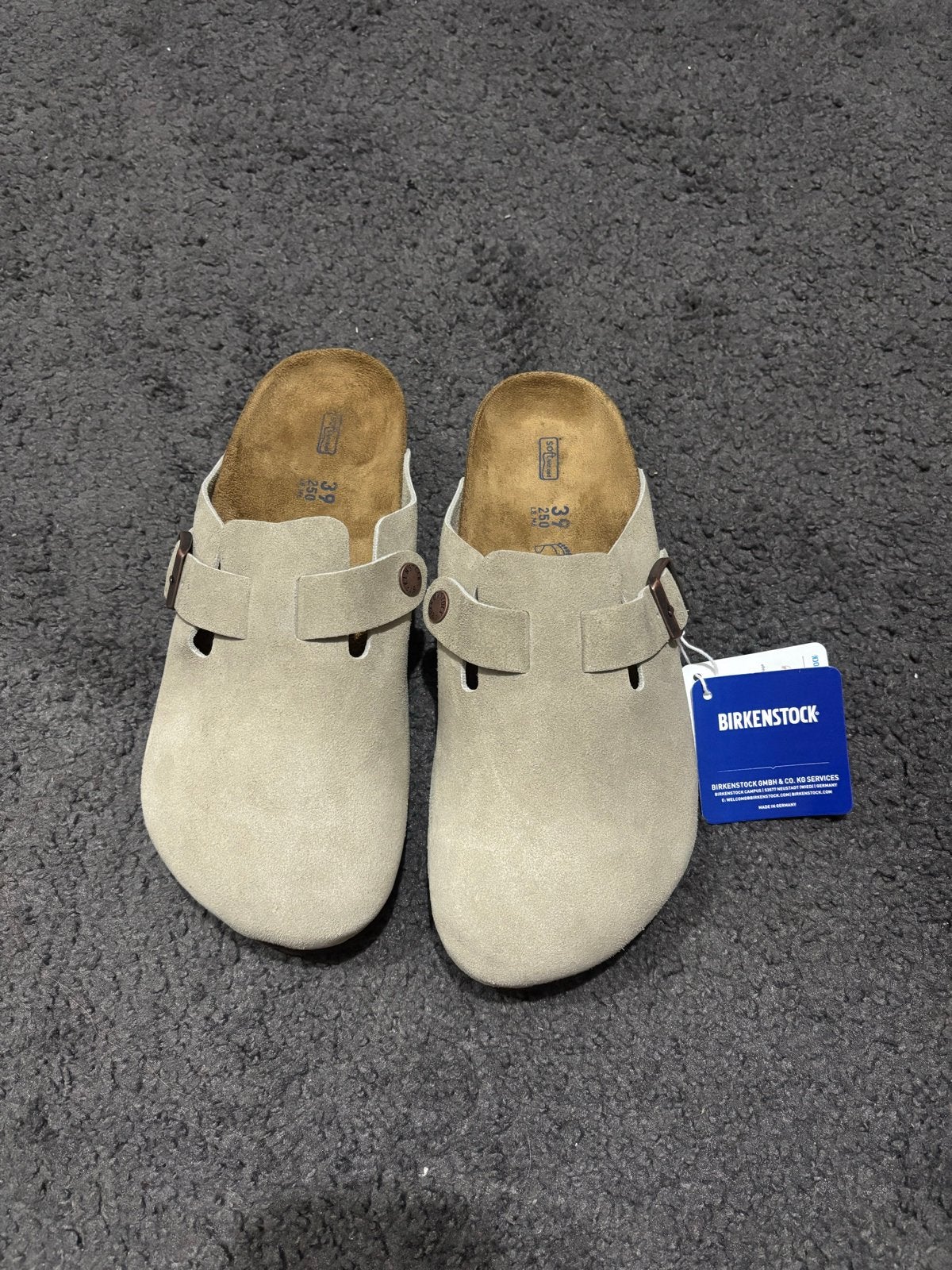 Nieuwe Birkenstock slippers - Nooit gedragen, etiket eraan, Ophalen of Verzenden, Nieuw, Beige, Slippers