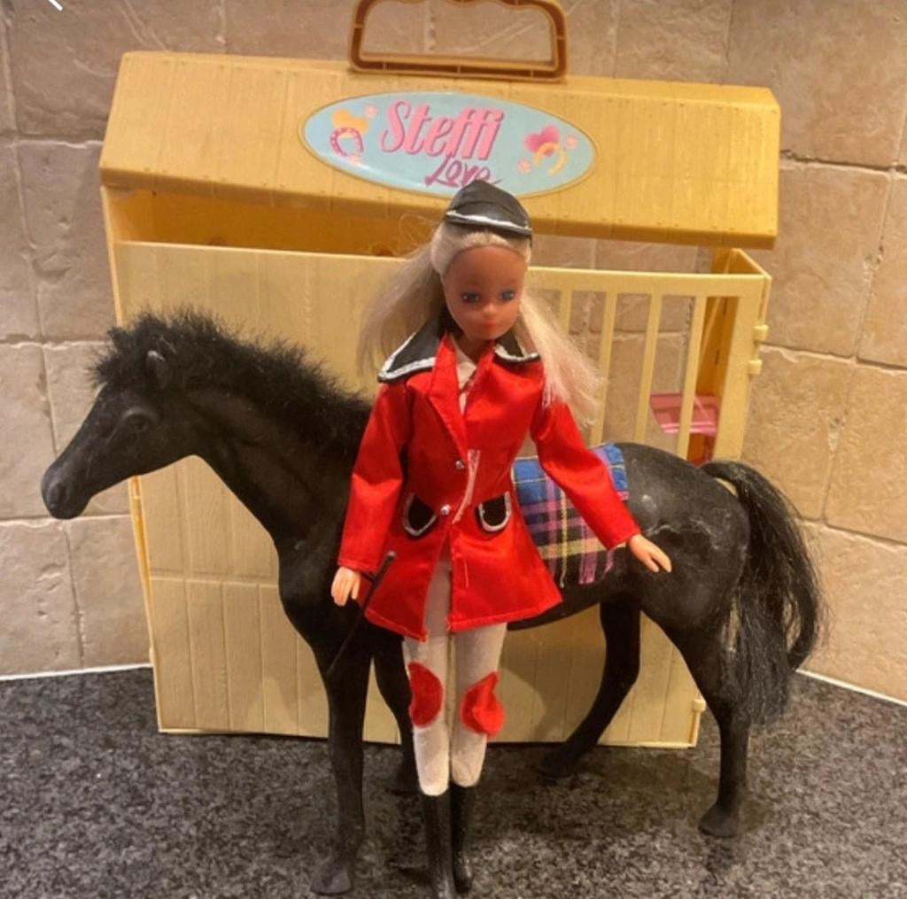 Vier vinted barbie's en paardenstal., Ophalen of Verzenden, Gebruikt, Barbie