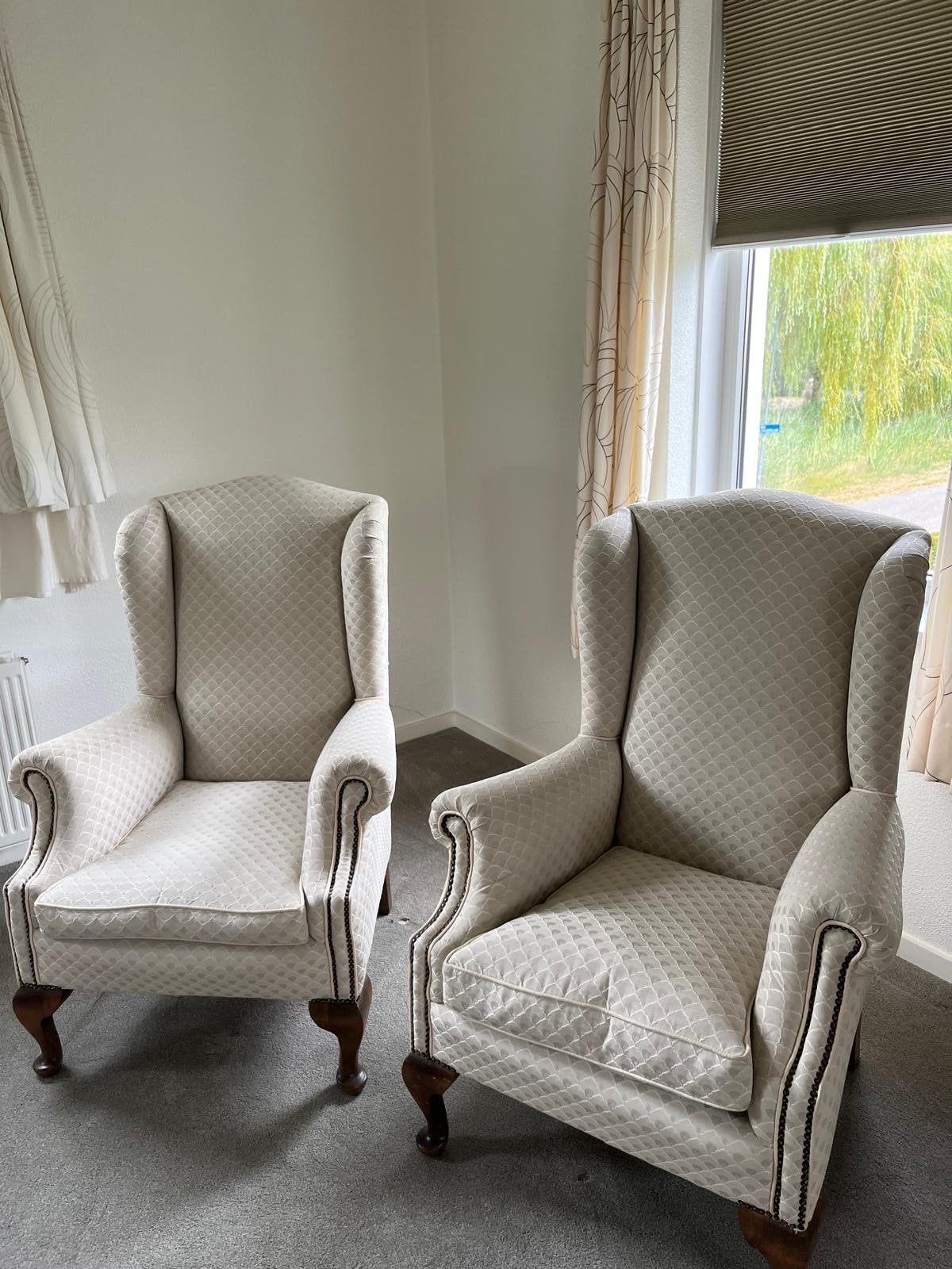 Twee klassieke oorfauteuils in goede staat, Ophalen