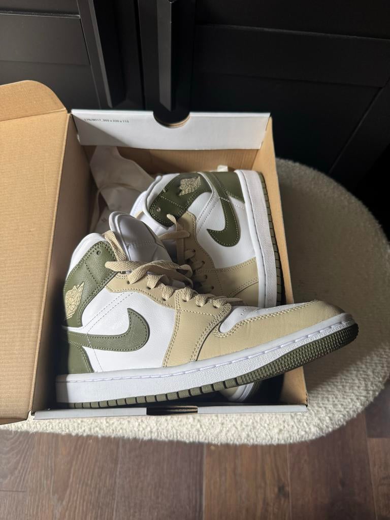 WMNS Air Jordan 1 Mid White Medium Olive Rattan - 40, Ophalen of Verzenden, Zo goed als nieuw, Wit, Sneakers of Gympen