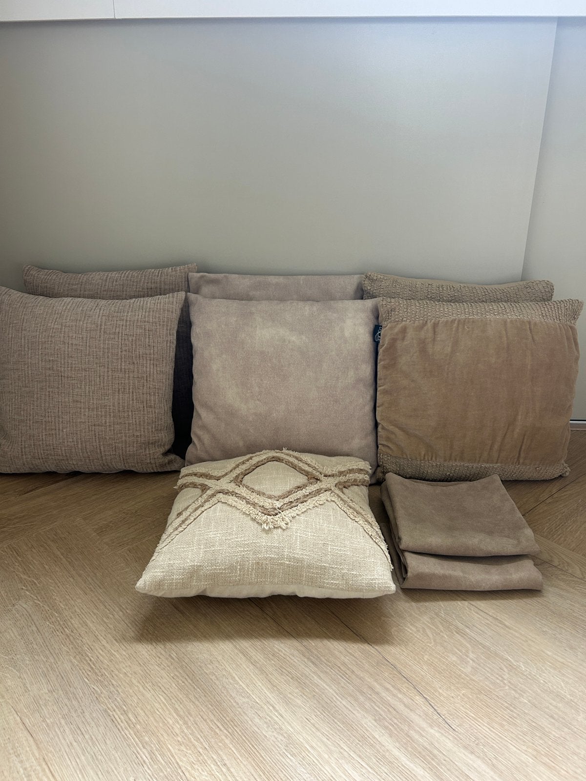 Foto 6 van Diverse beige/bruinkleurige sierkussens