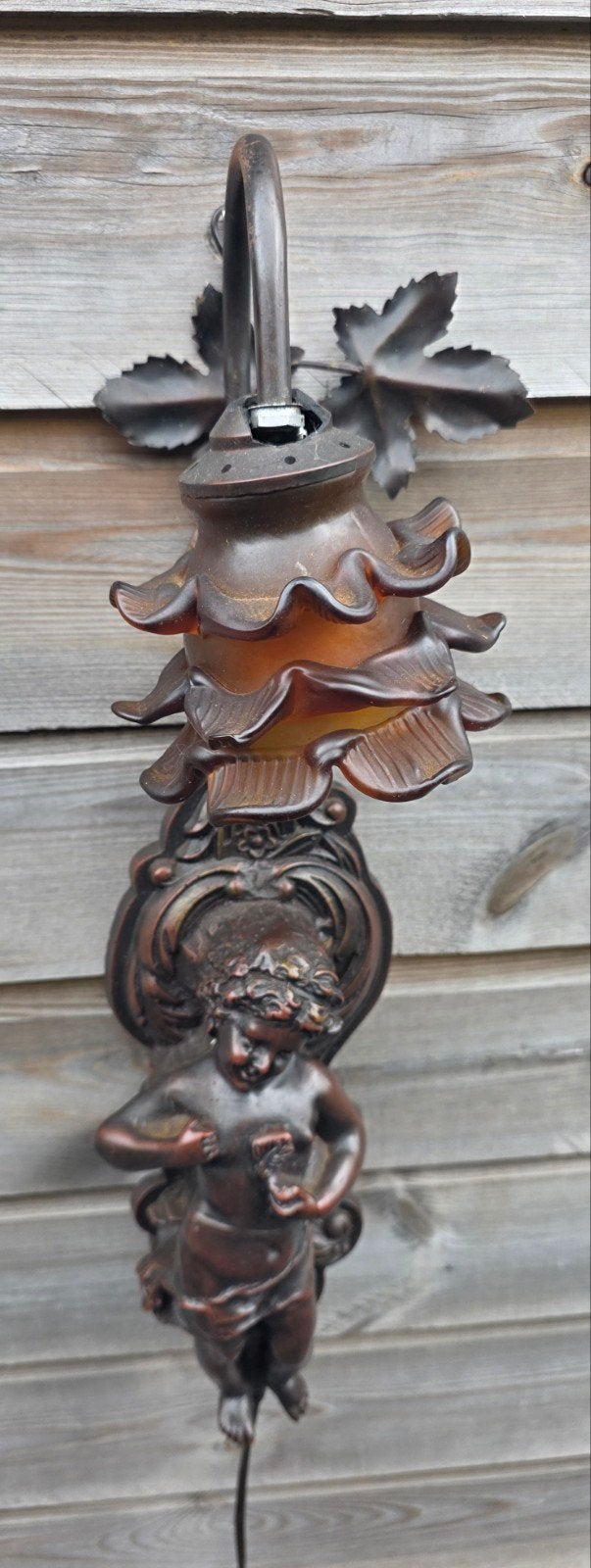Antieke wandlamp lampenkap is kapot met cherubijn en bloemvo, Ophalen of Verzenden