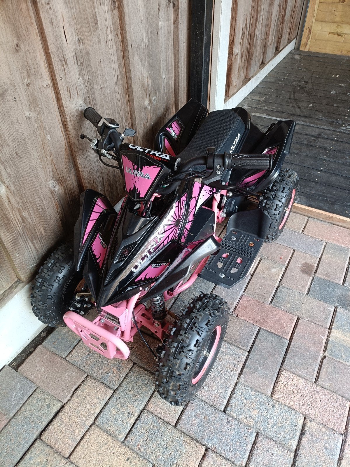 ultra electrische quad roze met zwart, Ophalen, Gebruikt