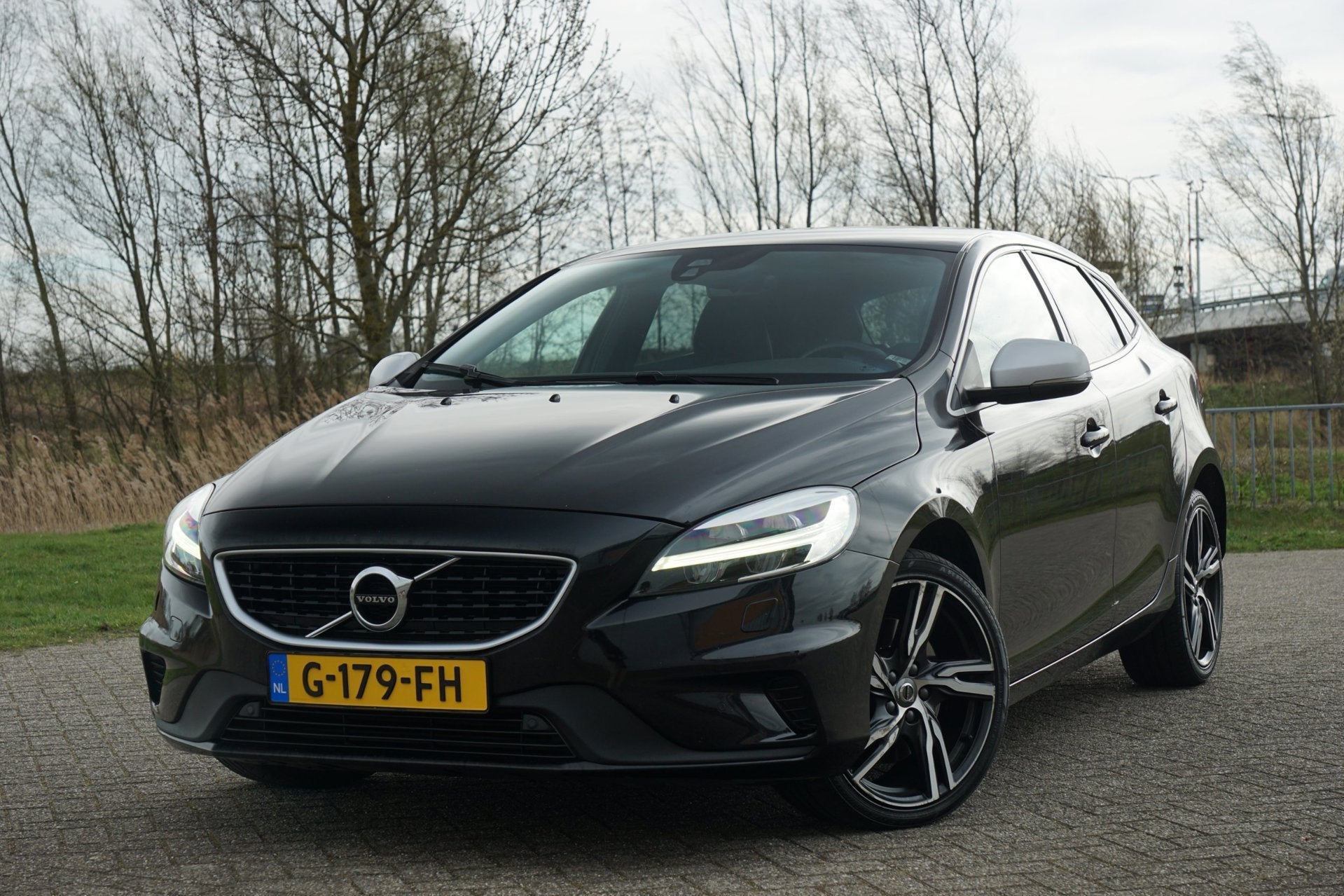 Volvo V40 1.5 T3 R-Design - Onyx Black - Full Led/Alcantara/, Auto's, Euro 6, 4 cilinders, 700 kg, Zwart