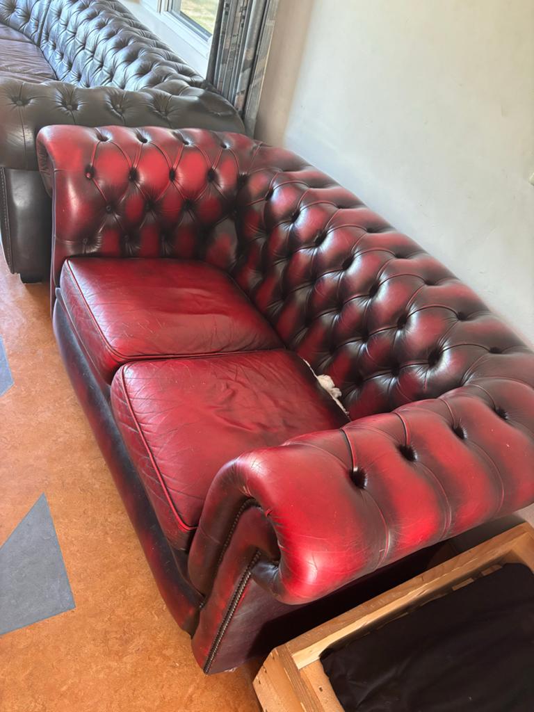 Chesterfield bank rood - beschadigd kussen, Ophalen, Gebruikt, 150 tot 200 cm, Tweepersoons