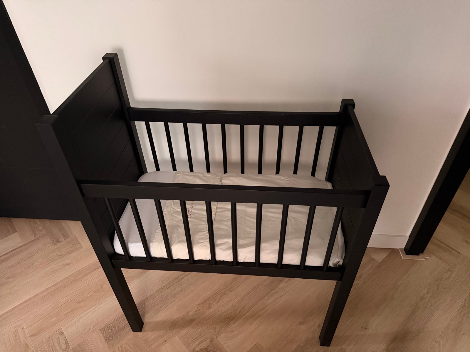 Kidsmill Noa Wieg Mat Zwart met Puck matras, Ophalen, Zo goed als nieuw, Wieg