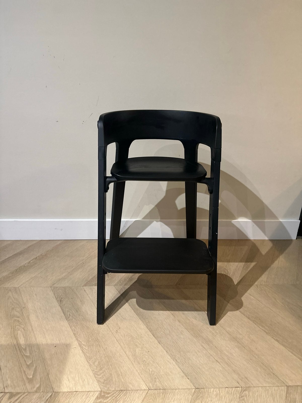 Stokke Steps kinderstoel - Zwart, Kinderen en Baby's, Kinderstoelen, Ophalen, Zo goed als nieuw, Meegroeistoel, Aanschuifbaar