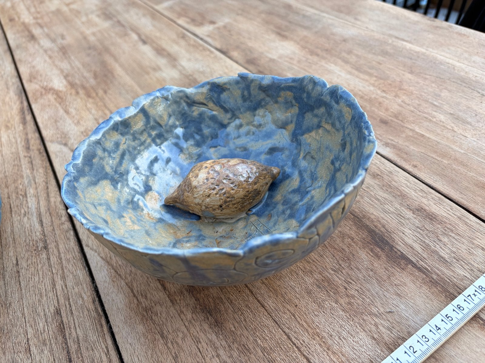 Gesigneerde keramieken schaal, blauw/goudkleurig, Antiek en Kunst, Antiek | Keramiek en Aardewerk, Ophalen of Verzenden