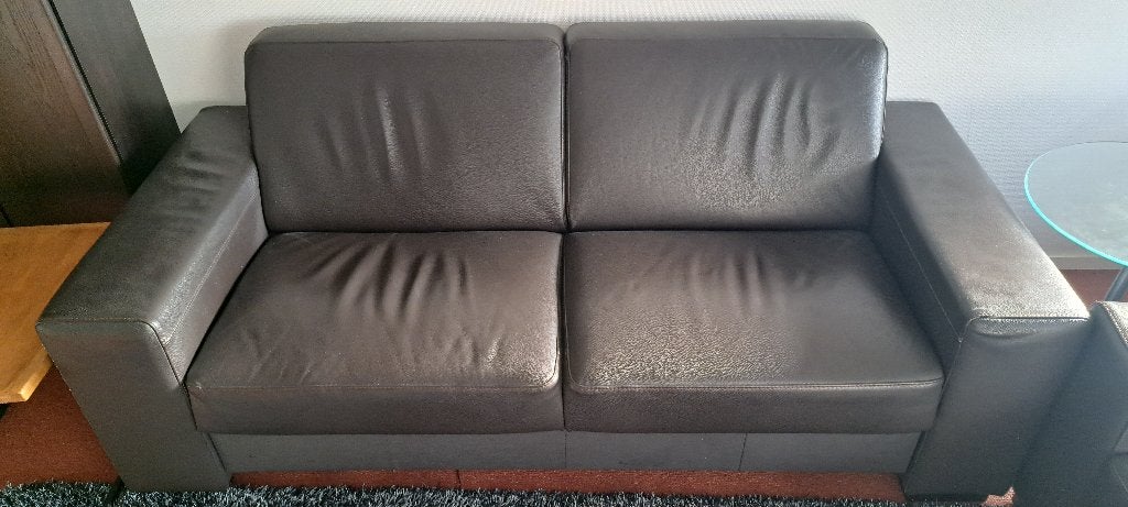 Donkerbruine 2-zits bank met brede armleuningen, Huis en Inrichting, Banken | Bankstellen, Gebruikt, 150 tot 200 cm, Tweepersoons