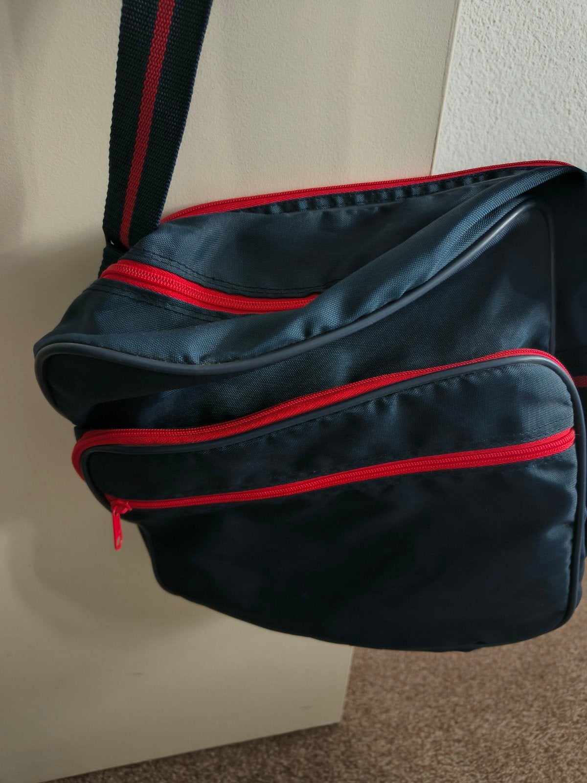 Donkerblauwe Schoudertas met Rode Accenten, Ophalen of Verzenden, Gebruikt, Blauw, Overige merken