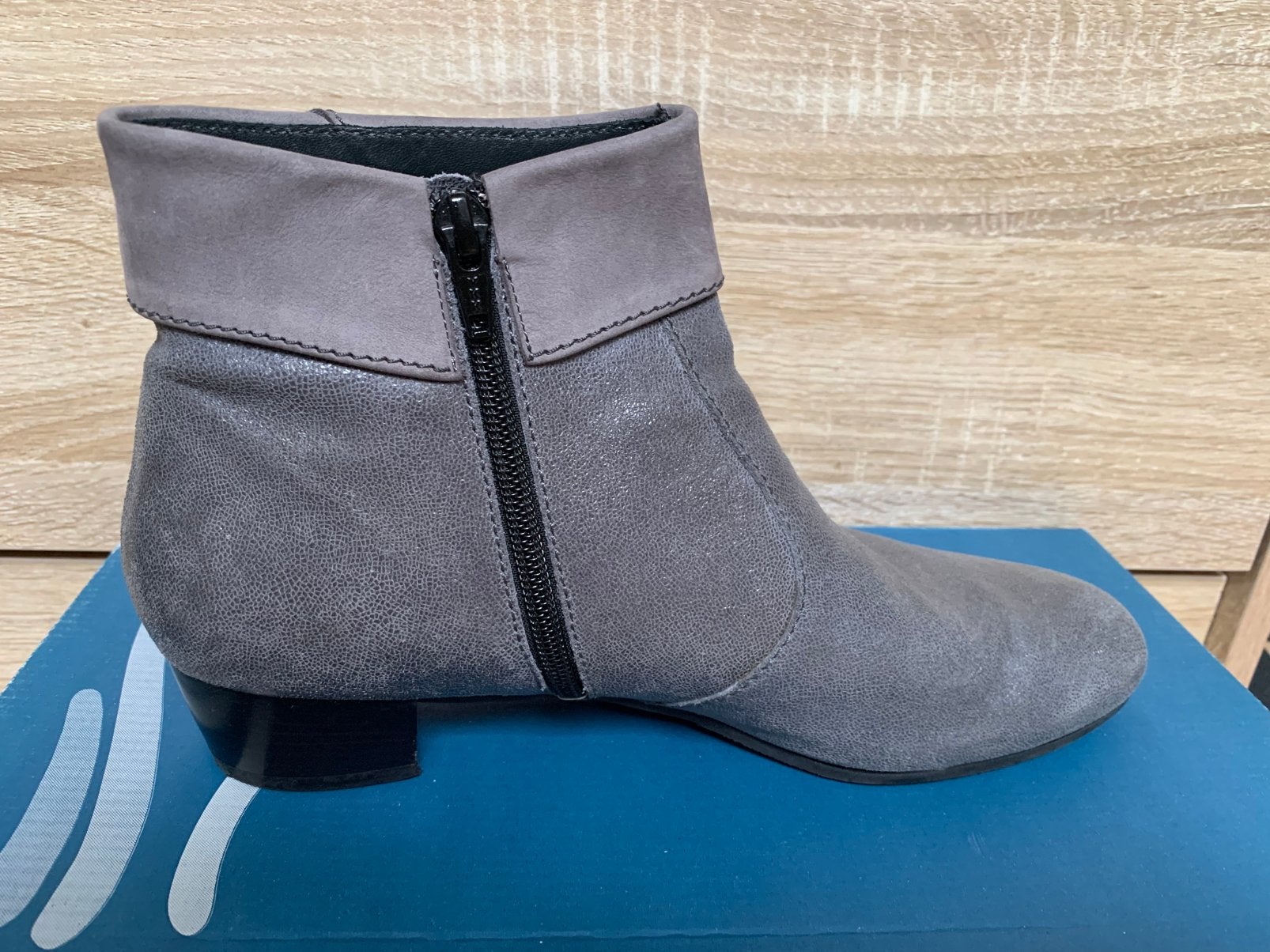 Prachtige enkellaarsjes van Dunea, extra smal, Kleding | Dames, Schoenen, Ophalen of Verzenden, Zo goed als nieuw, Grijs