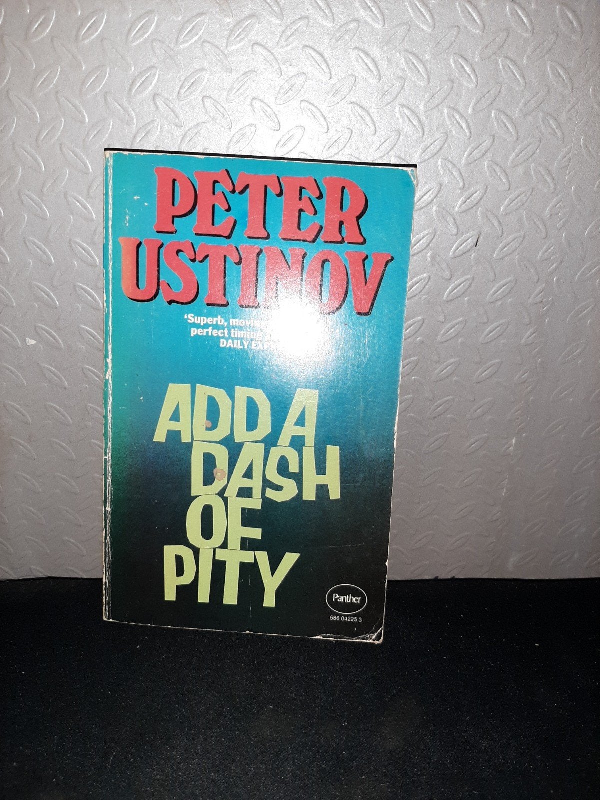 Add a Dash of Pity - Peter Ustinov (1976), Boeken, Ophalen of Verzenden, Gelezen, Peter Ustinov, Europa overig