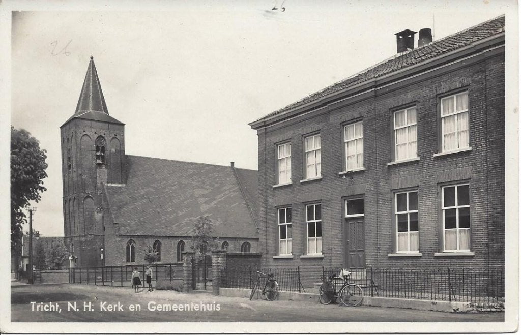 Tricht (Gld.) N.H. Kerk en Gemeentehuis, Volk, gelopen 1943, Verzamelen, Verzenden, 1940 tot 1960, Gelopen, Gelderland
