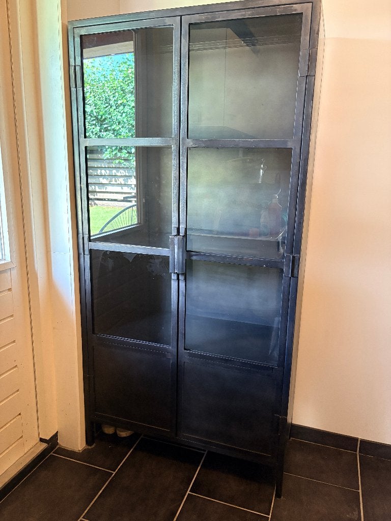 zwarte vitrine kast, Ophalen, Met deur(en), 50 tot 100 cm, Zo goed als nieuw
