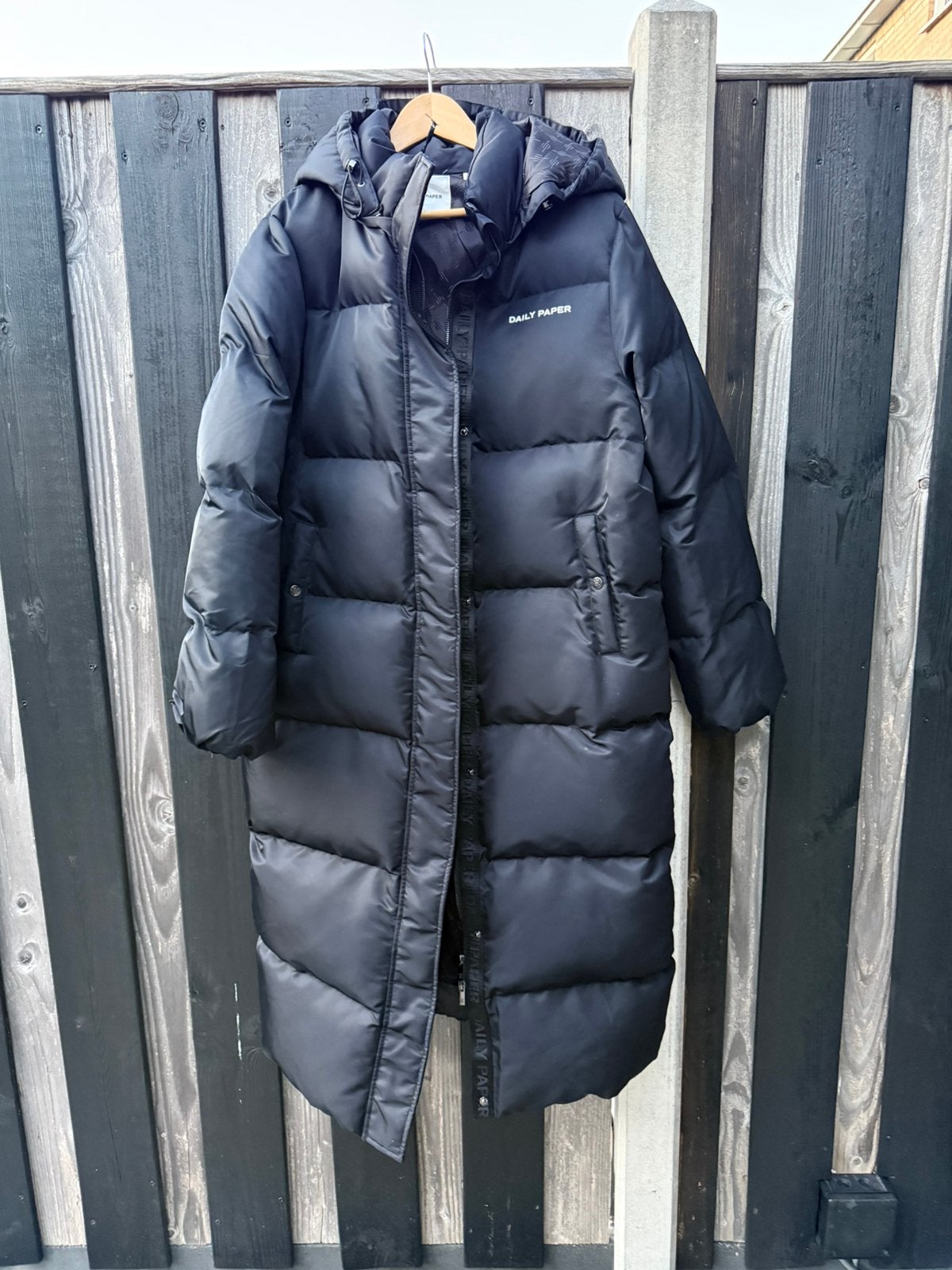 Daily Paper winterjas nieuw, Kleding | Dames, Ophalen of Verzenden, Nieuw, Maat 42/44 (L), Zwart