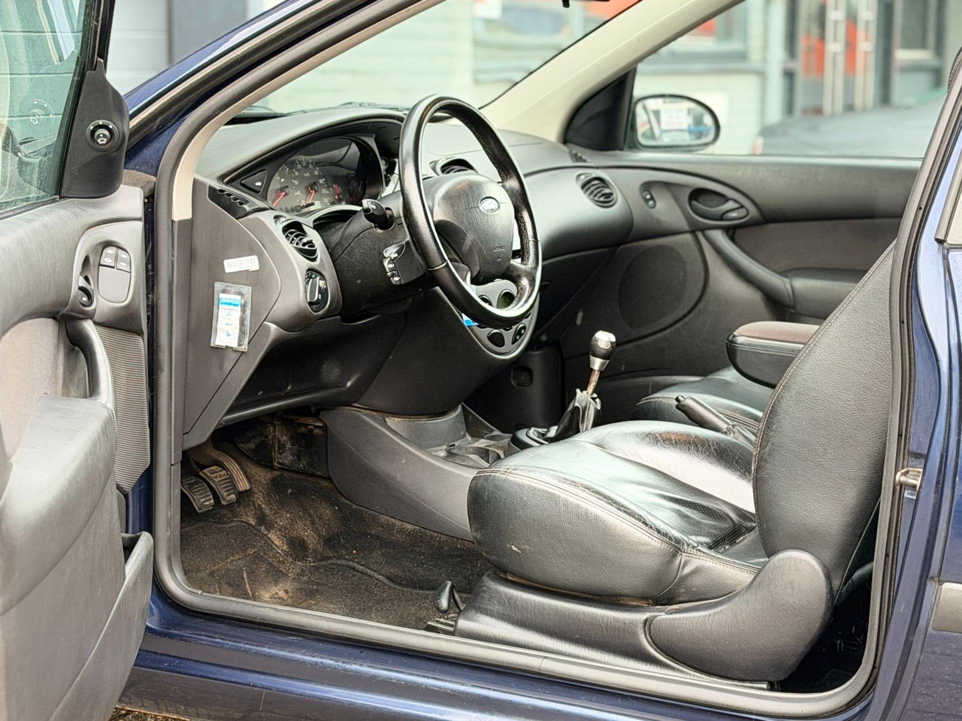 Ford Focus 1.6|NAP|NIEUWEAPK|AIRCO|LEER|BOEKJES|GOEDESTAAT!, 1596 cc, Zwart, 4 cilinders, Blauw