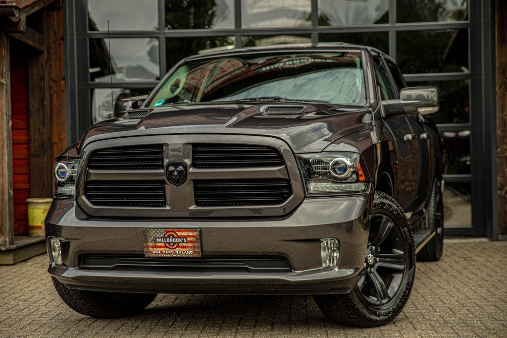 Dodge Ram 1500 5.7 V8 Crew Cab 5'7 sport ! Lage bijtelling !, Auto's, Automaat, Achterwielaandrijving, Gebruikt, 5654 cc