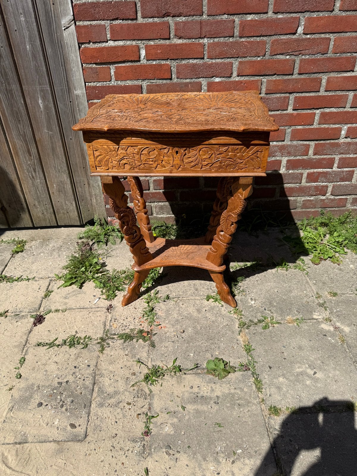 Antieke gesneden houten schrijftafel / bijzettafel, Antiek en Kunst, Ophalen