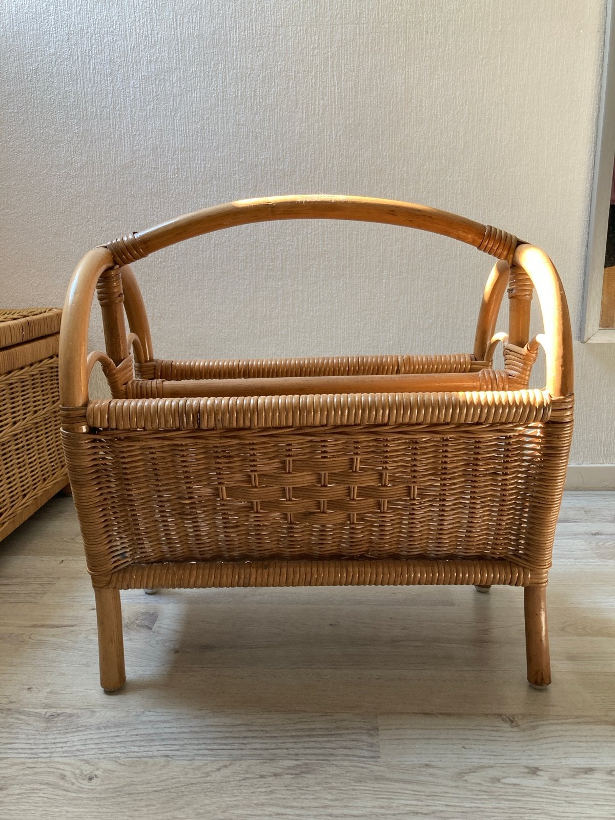 Vintage rotan lectuurbak / tijdschriftenrek, Ophalen, Met handvat, Gebruikt, Natuurlijk materiaal