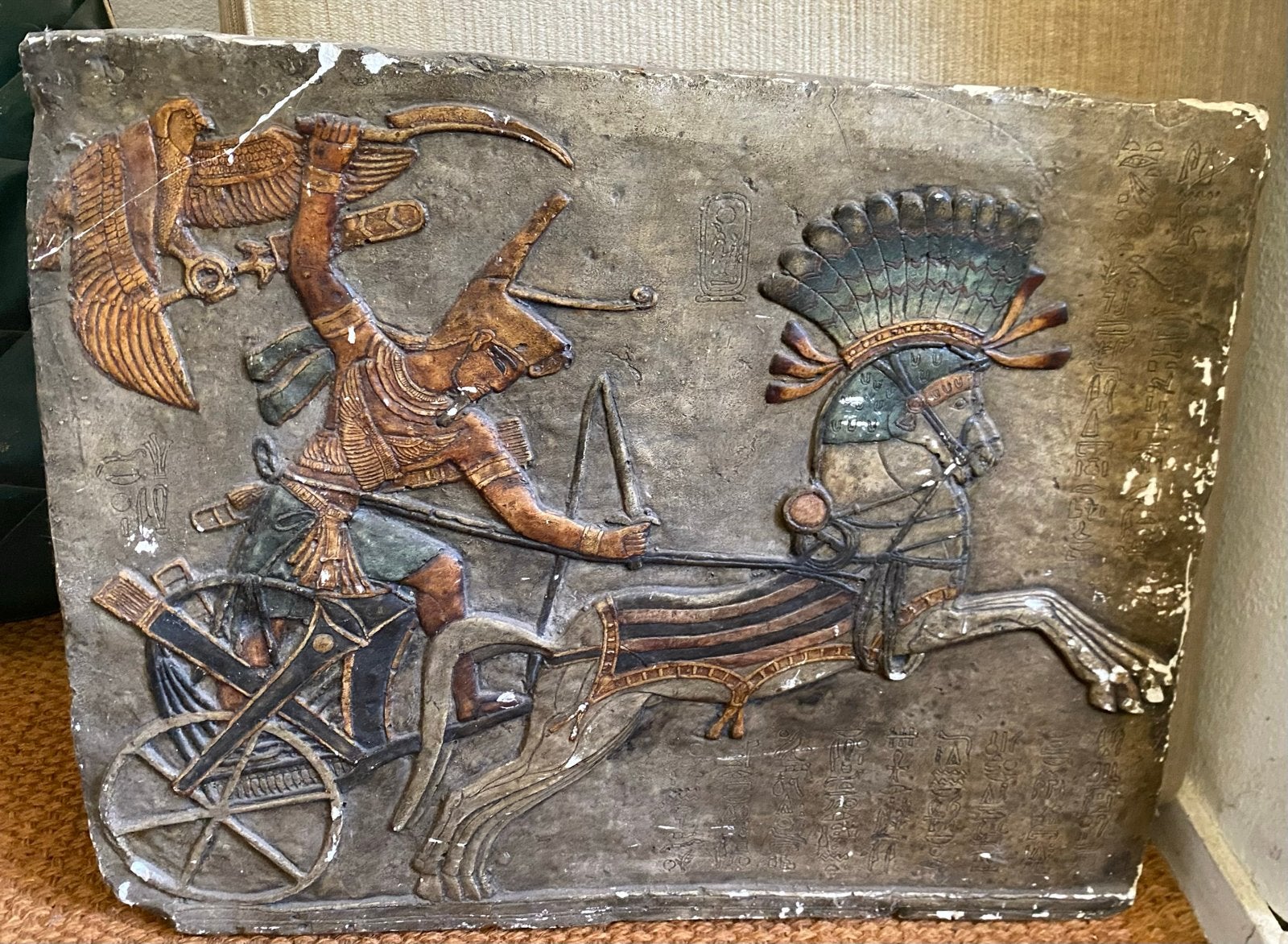 Opknapper: Antiek Egyptisch wandreliëf 'Farao in strijdwagen, Antiek en Kunst, Ophalen