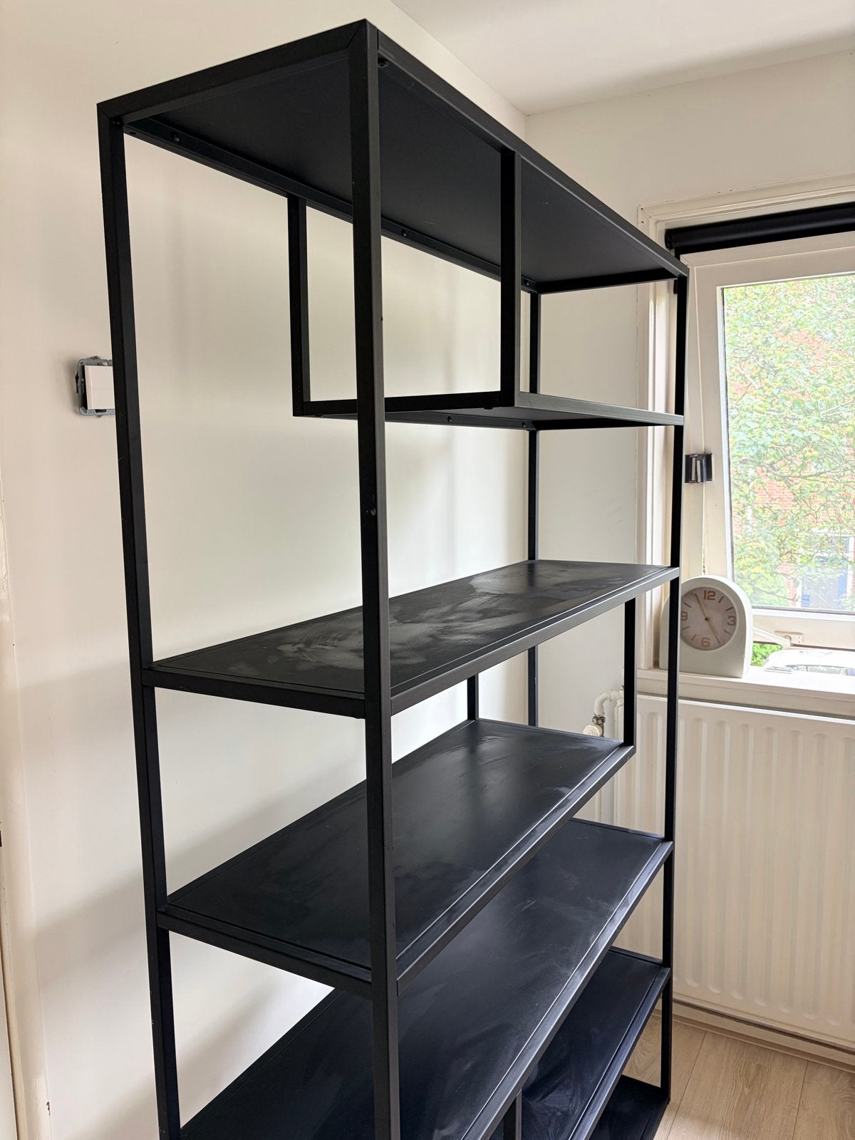 Zwart metalen open kast met asymmetrische planken, Ophalen, Met plank(en), Gebruikt, 100 tot 150 cm