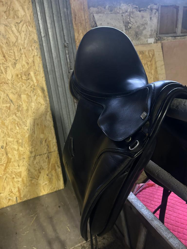 Dressuurzadel 17 inch, Ophalen, Zo goed als nieuw, Dressuur