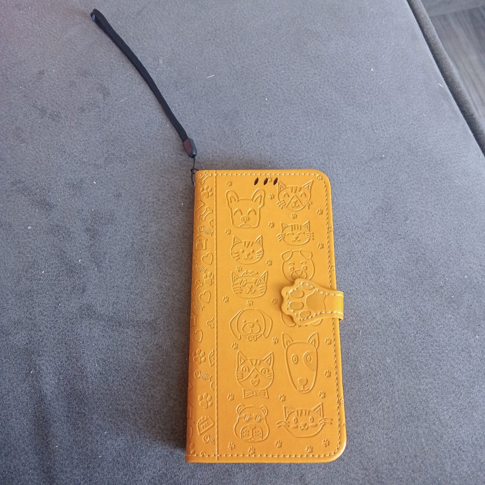 te koop leuk geel telefoon hoesje met honden en katjes, Ophalen of Verzenden, Nieuw, Hoesje of Tasje