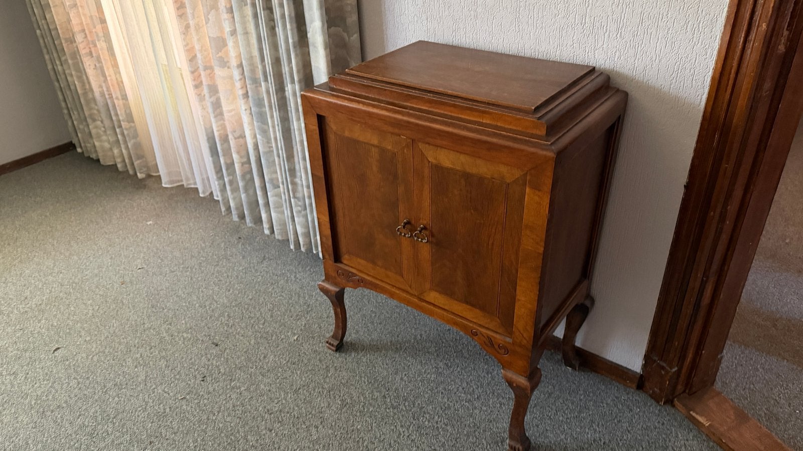Antiek houten kastje met deurtjes, Ophalen