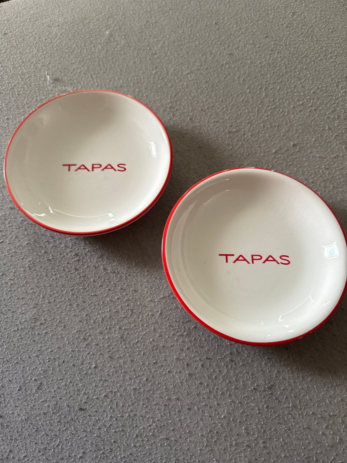 Twee witte tapas schaaltjes met rode rand, Gebruikt, Overige merken, Keramiek, Ophalen of Verzenden