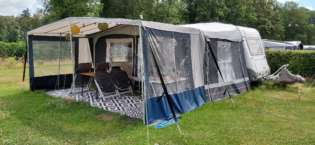 Knaus Caravan met ruime voortent en comfortabele inrichting, Vast bed, Gascomfoor, Rondzit, Particulier