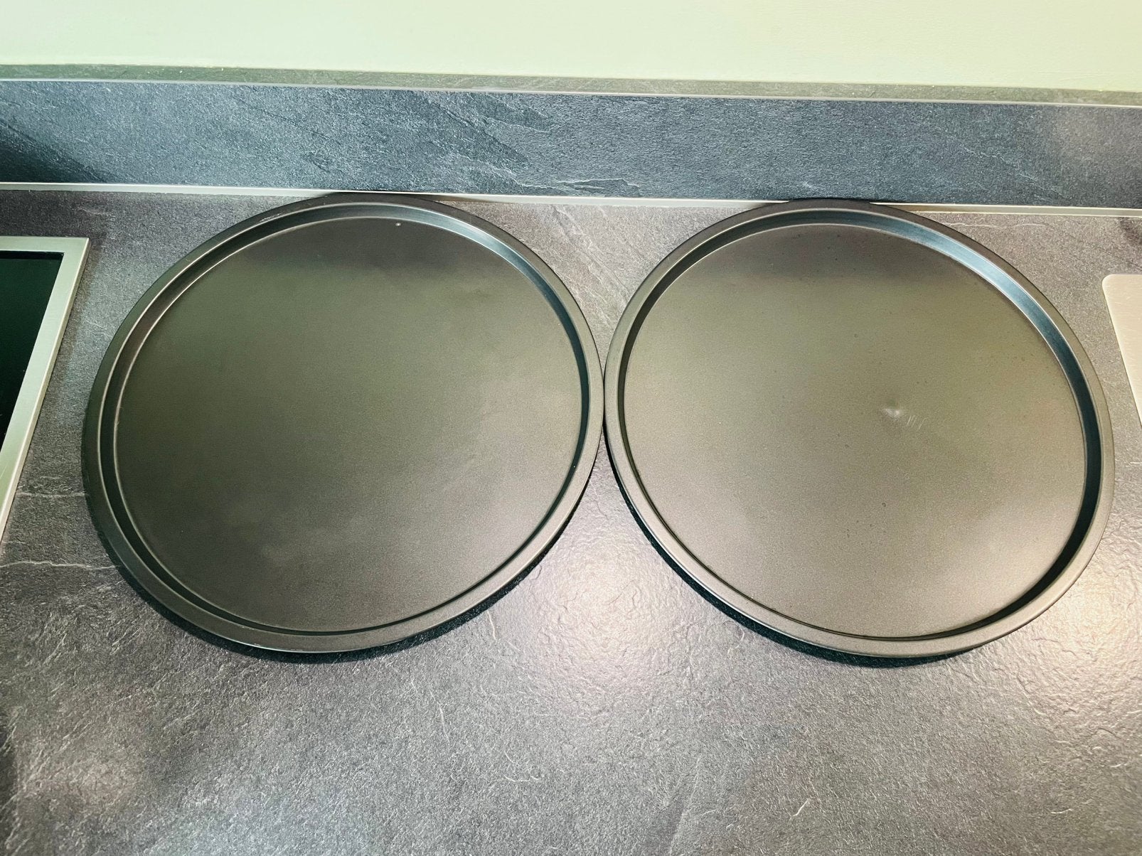 2x ronde bakplaat 33 cm, Ophalen of Verzenden, Zo goed als nieuw, Overige stijlen, Schaal of Schalen