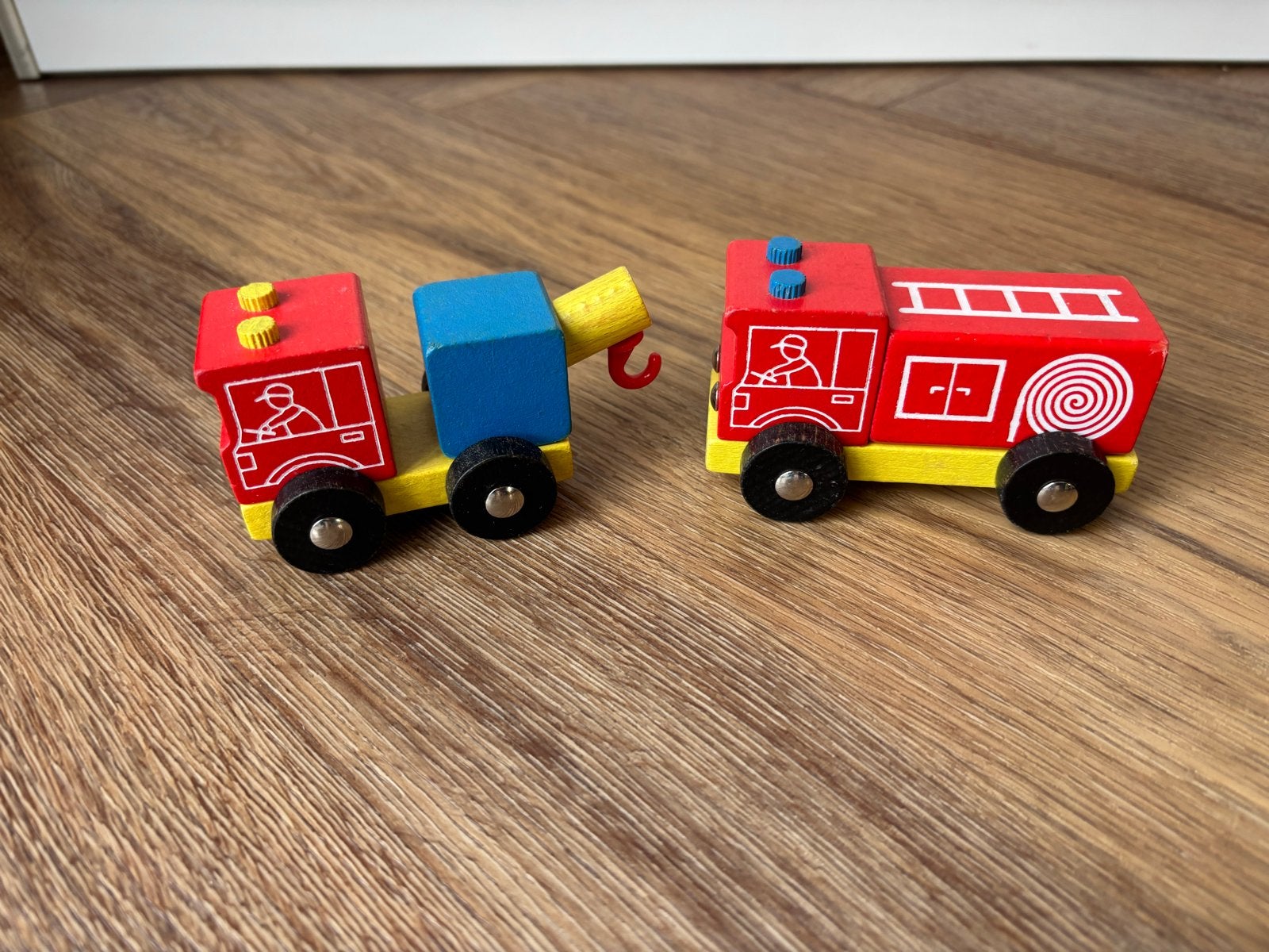 Houten speelgoed: brandweerwagen en takelwagen, Ophalen, Gebruikt