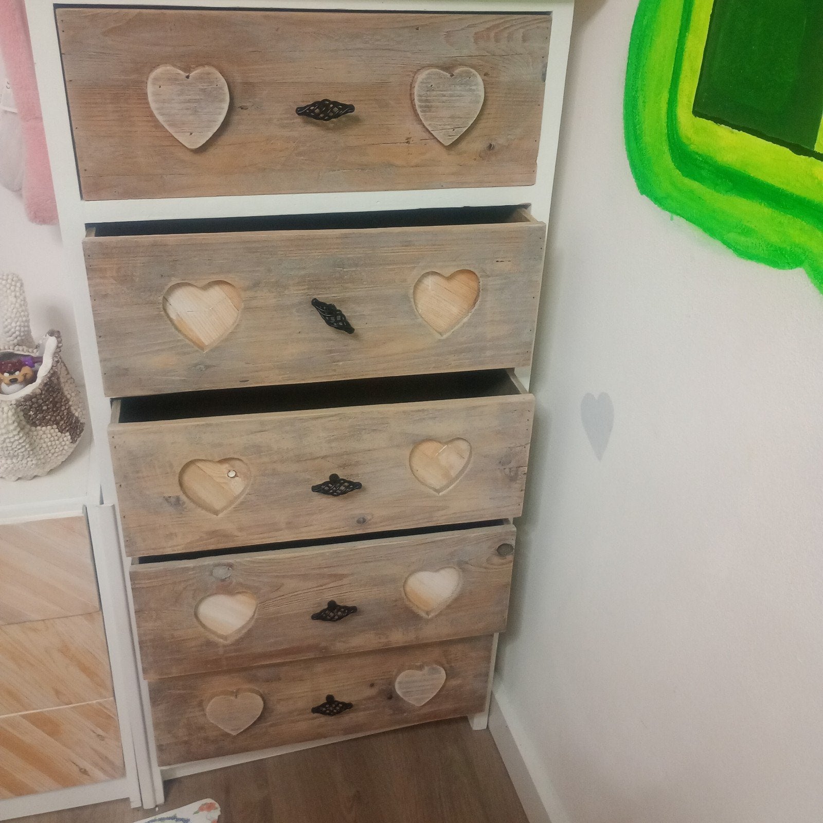 Mooie kast met hartjes, Ophalen, Gebruikt, 5 laden of meer, 100 tot 150 cm