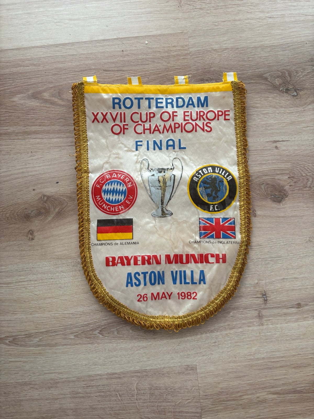 Vaantje UEFA Cup of Champions Finale 1982 Bayern-Aston Villa, Ophalen of Verzenden, Gebruikt, Buitenlandse clubs, Vaantje of Sjaal