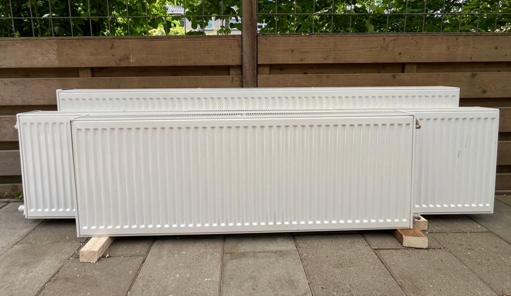 3 dubbelwandige radiatoren incl. bevestigingsmaterialen, Doe-het-zelf en Verbouw, Verwarming en Radiatoren, Ophalen, 30 tot 80 cm