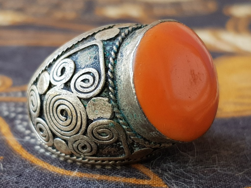 Mooie oude zilverbrons ring uit Nepal met een steen., Antiek en Kunst, Kunst | Niet-Westerse kunst, Overige herkomsten, Ophalen of Verzenden