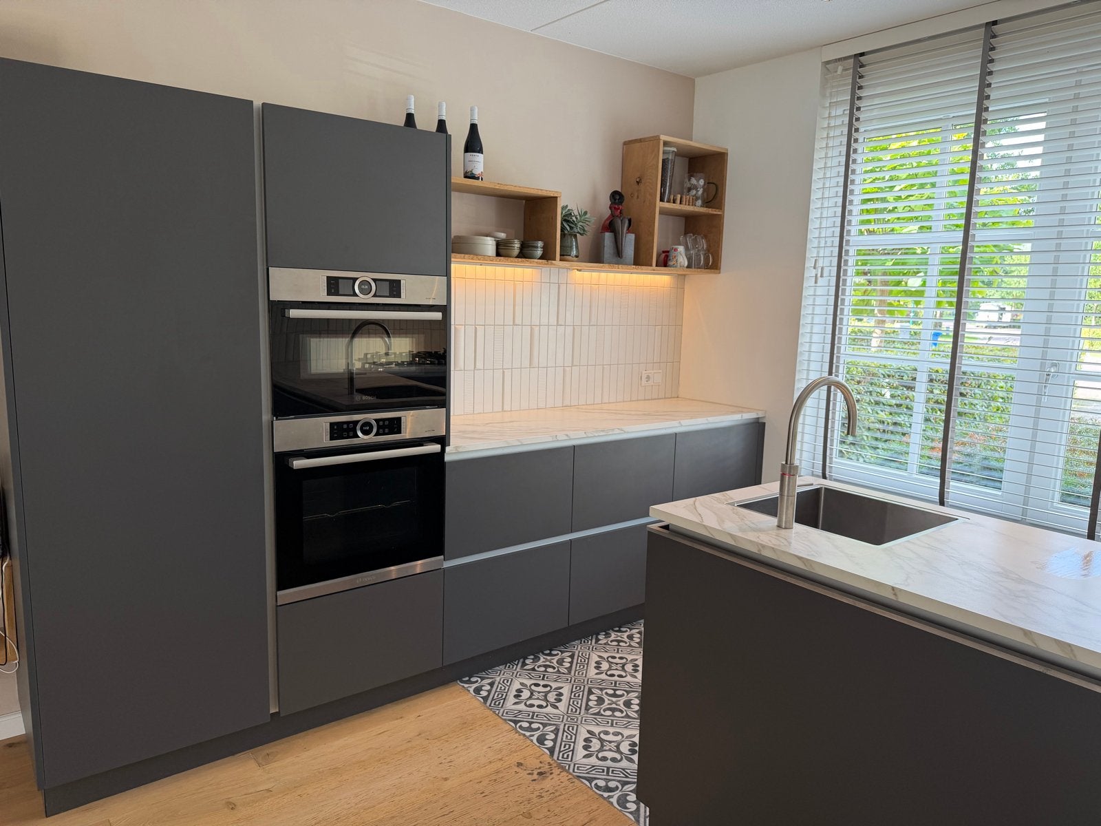Moderne greeploze keuken met kookeiland en inbouwapparatuur., Ophalen, Overige typen, Zo goed als nieuw, Grijs