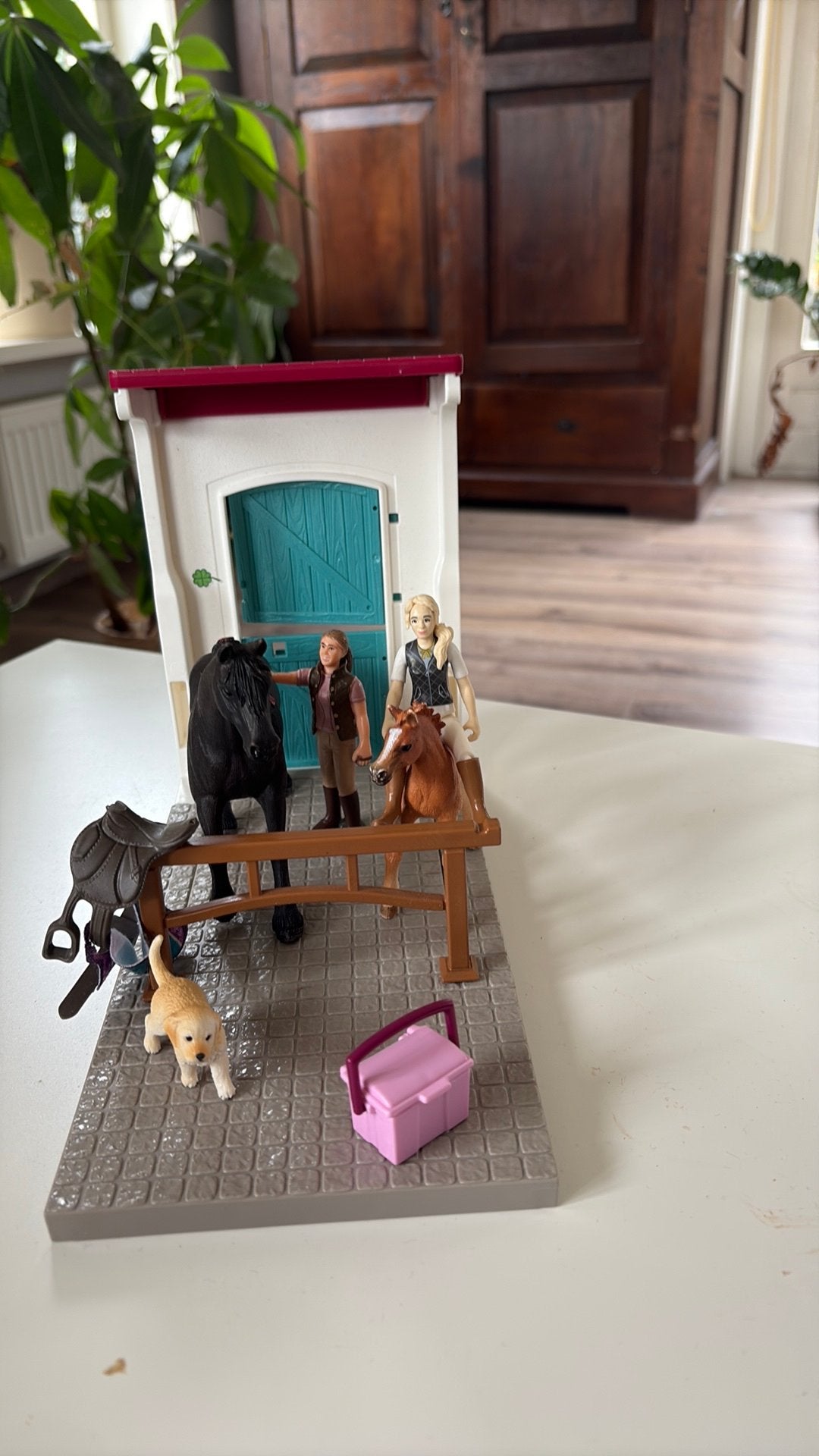Schleich  stal twee paarden plus poppetjes, Ophalen of Verzenden, Zo goed als nieuw