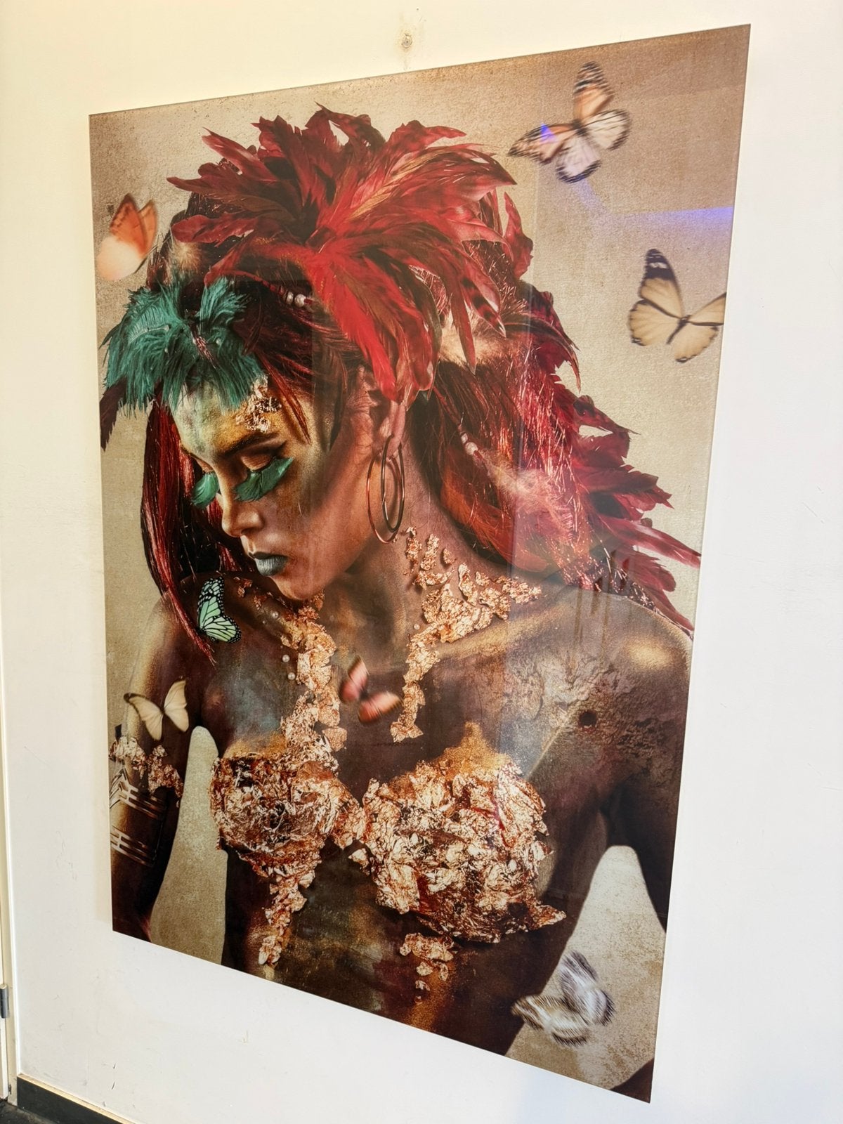 Glazen kunstwerk met vrouw en vlinders, Antiek en Kunst, Kunst | Schilderijen | Klassiek, Portret of Personen, Overige ondergronden