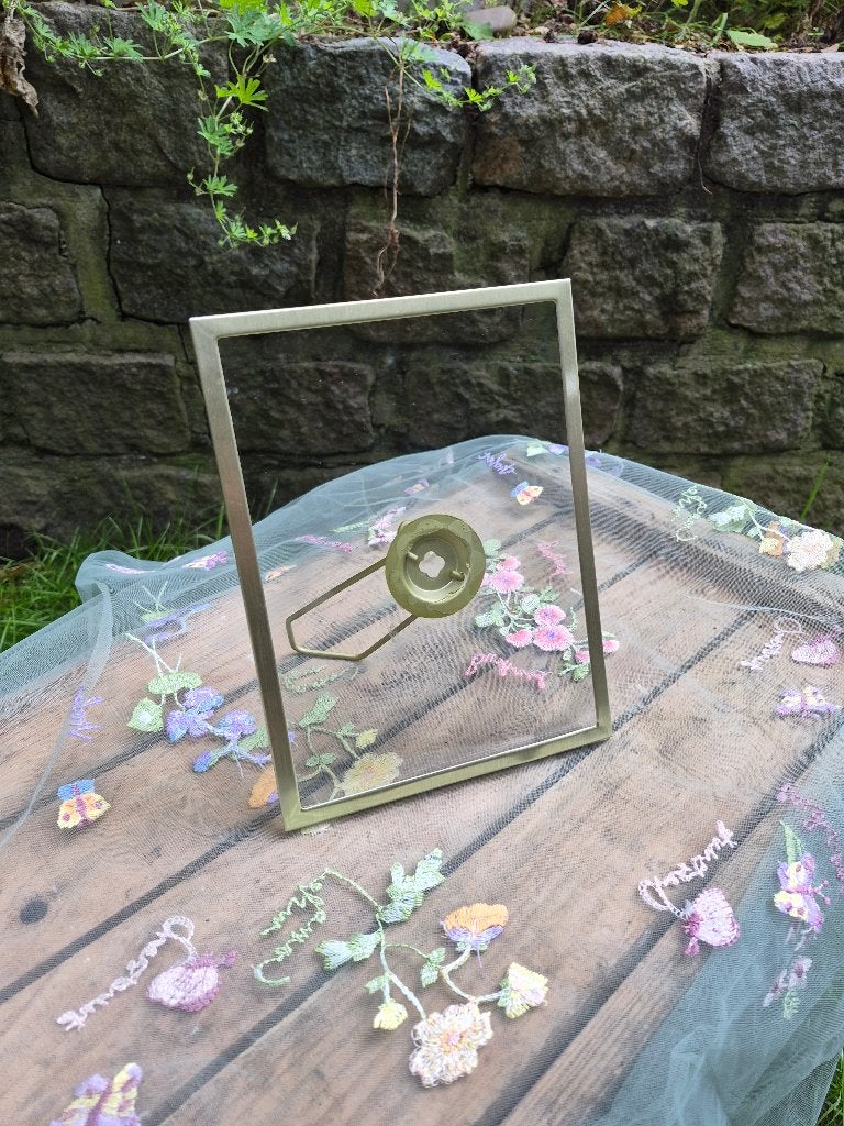 Goudkleurige metalen fotolijst van 15  20 cm, Audio, Tv en Foto, Fotografie | Fotolijsten, Zo goed als nieuw, Standaard fotolijst