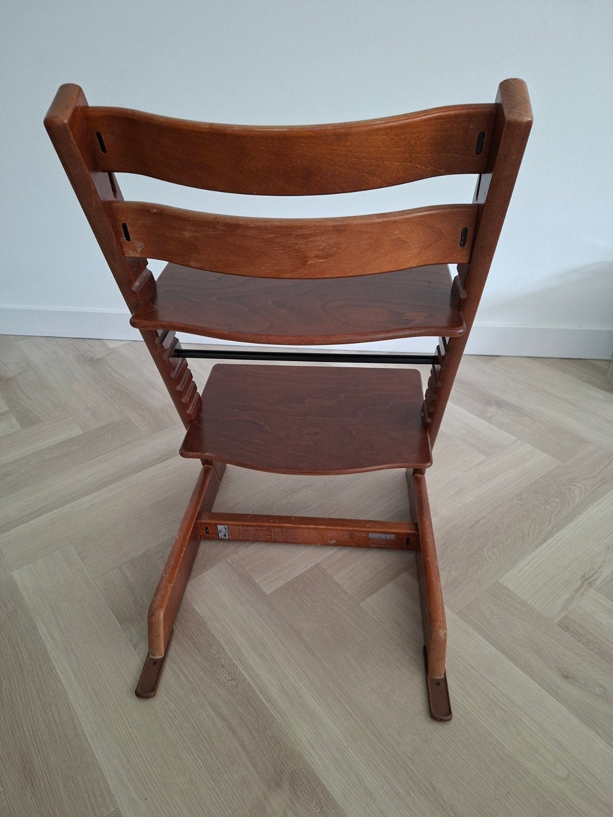 Stokke TrippTrappstoel, kleur walnoot,  in zeer goede staat., Ophalen, Gebruikt, Meegroeistoel, Aanschuifbaar