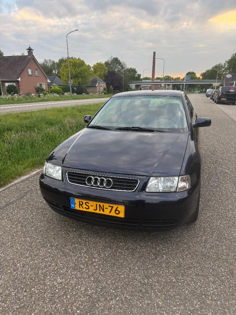 Audi A3 1.6 74KW AUT 3D 1997 Blauw, Auto's, Audi, Stof, 4 cilinders, 100 pk, Trekhaak