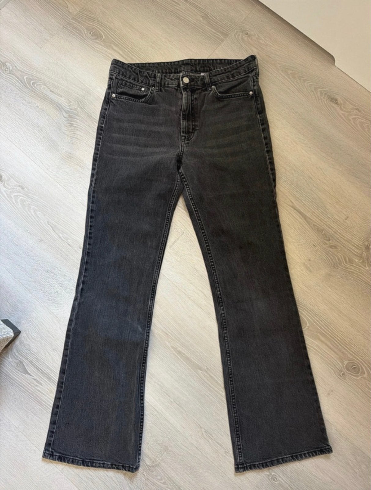 Zwarte flared jeans van zara, Kleding | Dames, Ophalen of Verzenden, Zo goed als nieuw, Zwart, W30 - W32 (confectie 38/40)