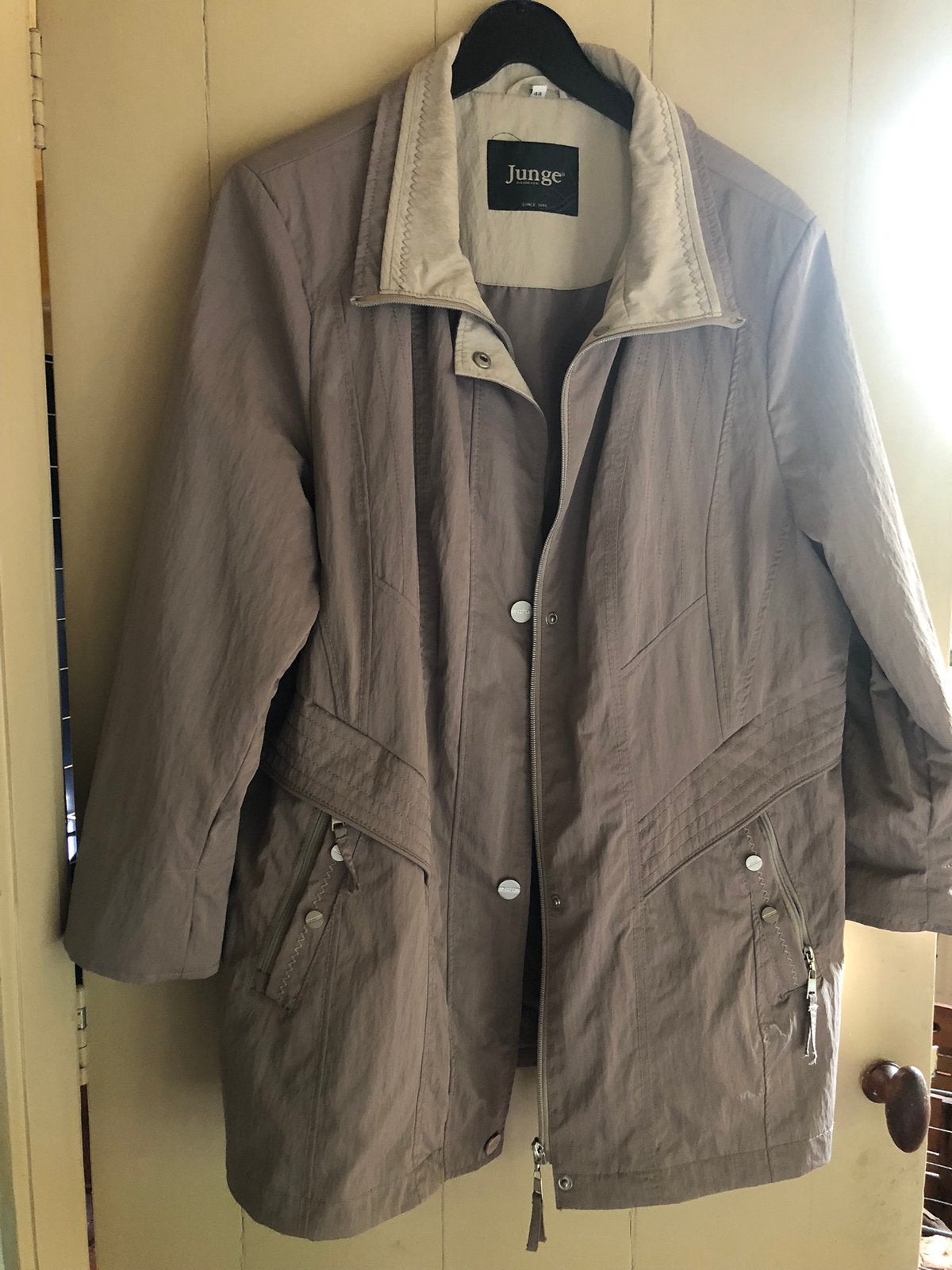 Mooie 3/4 zomerjas, als nieuw. JUNGE, maat 44., Ophalen of Verzenden, Zo goed als nieuw, Maat 42/44 (L), Beige