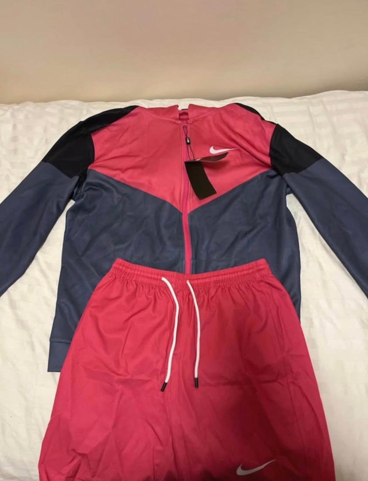 Nike trainingspak en sportset - Nieuw, Maat 38/40 (M), Nieuw, Ophalen of Verzenden, Fitness of Aerobics