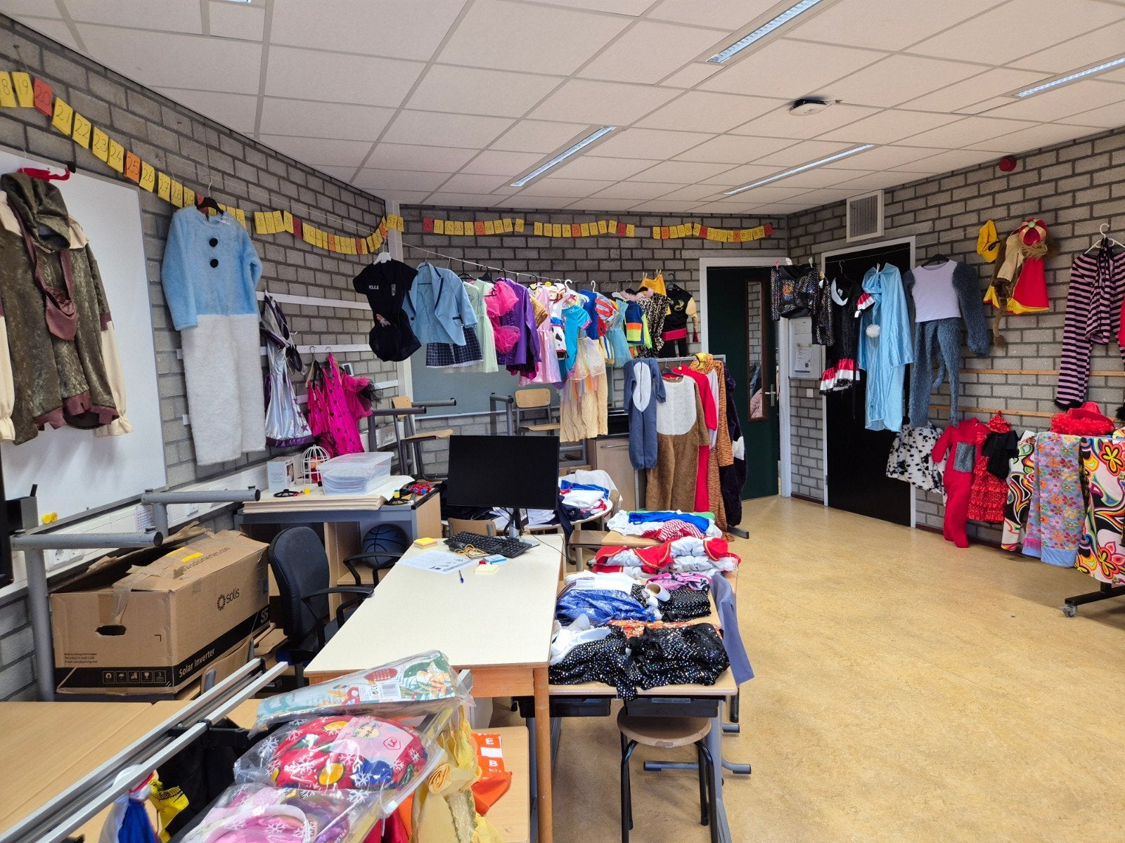 Gratis gevraagd: Feestkleding,Carnavalskleding,Kersttruien, Ophalen